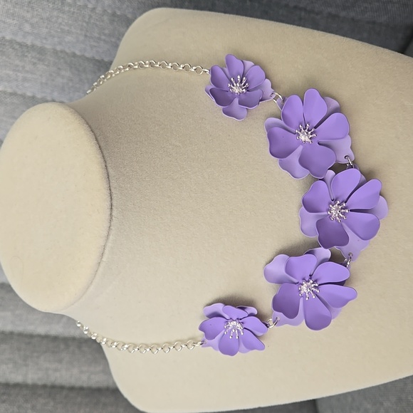 Liz Claiborne Bloom Necklace In Lavender Flower, NWOT - Picture 14 of 14